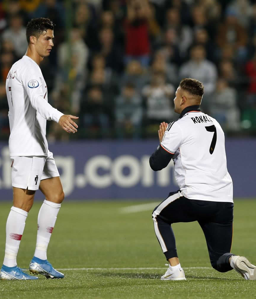 Ronaldo vai sendo adorado até por adversários